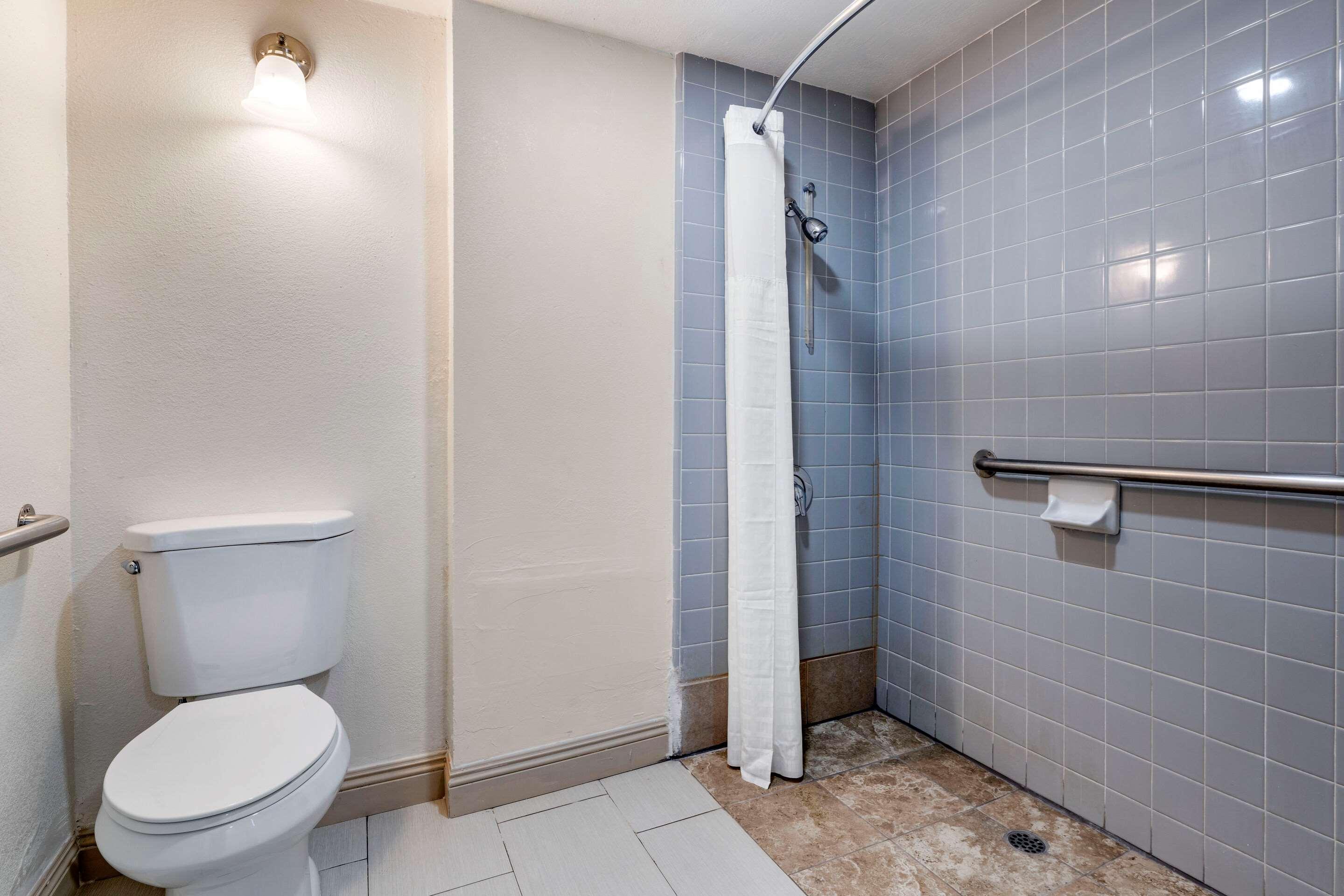 Clarion Pointe Fresno Near Yosemite Hotel Ngoại thất bức ảnh