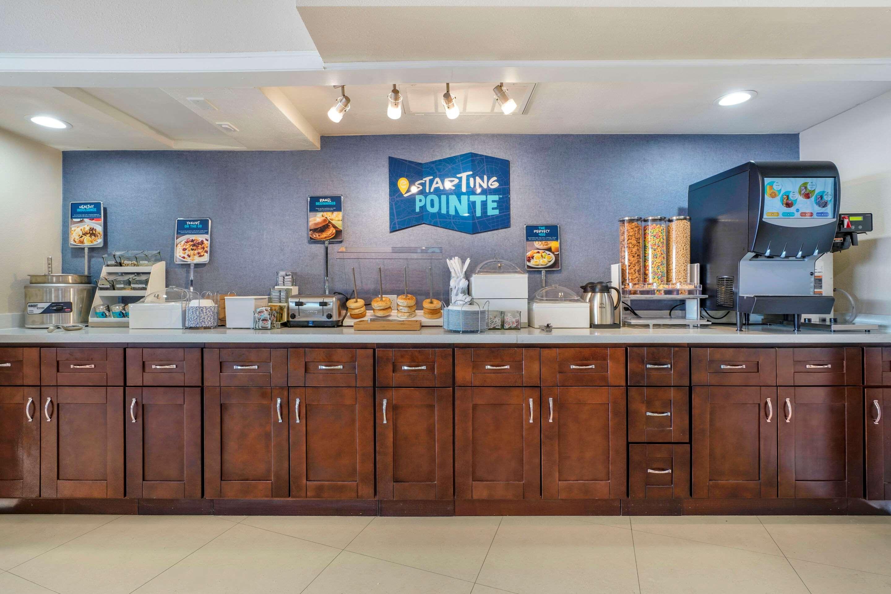 Clarion Pointe Fresno Near Yosemite Hotel Ngoại thất bức ảnh