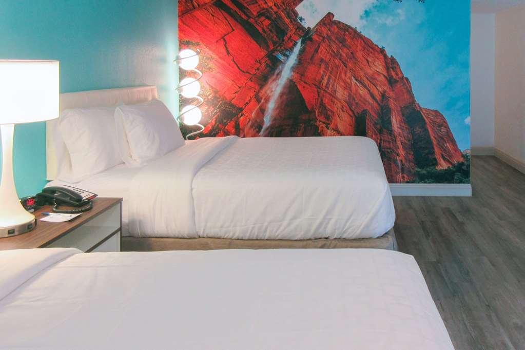 Clarion Pointe Fresno Near Yosemite Hotel Phòng bức ảnh