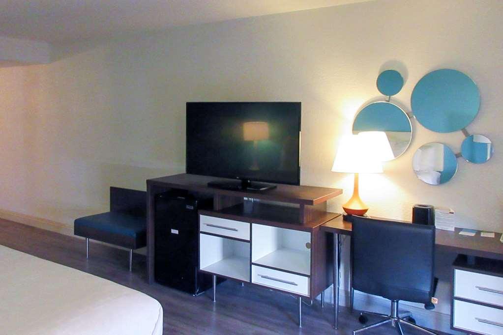 Clarion Pointe Fresno Near Yosemite Hotel Phòng bức ảnh