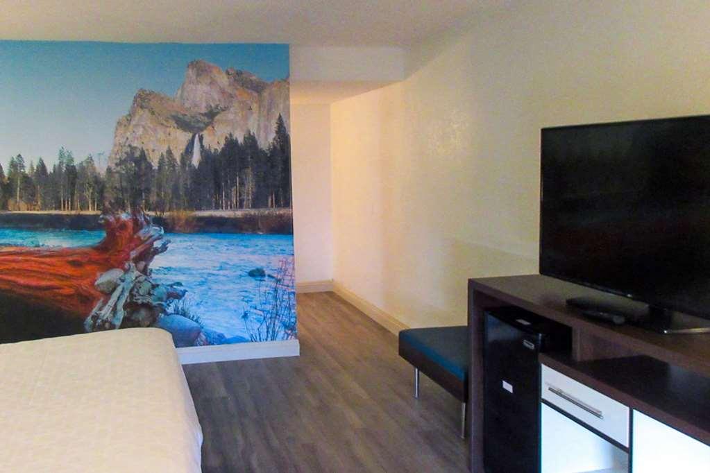 Clarion Pointe Fresno Near Yosemite Hotel Phòng bức ảnh
